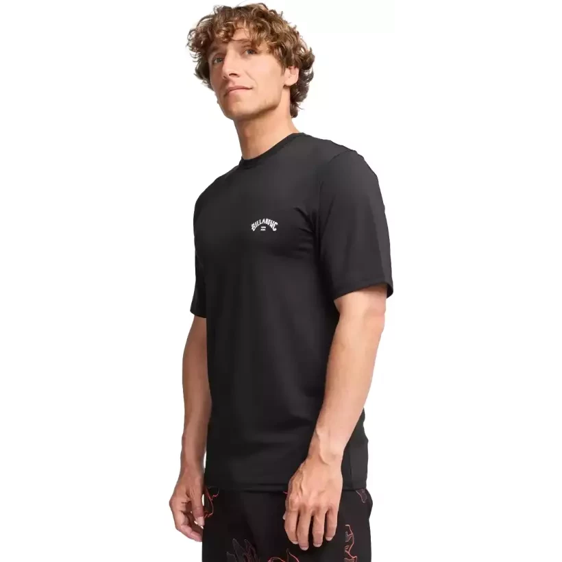 Camiseta Billalong Arch Wave SS preta com proteção UV