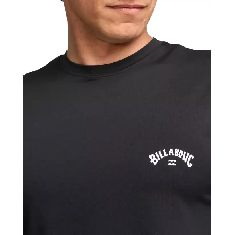 Camiseta Billalong Arch Wave SS preta com proteção UV