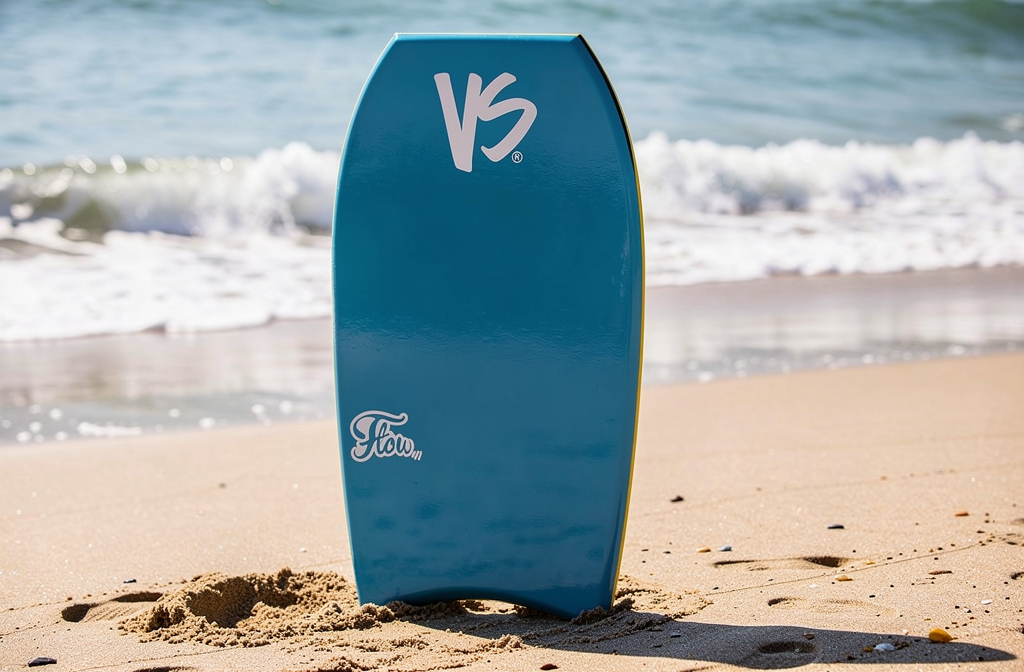 Blue Bodyboard auf Sandstrand, Wave im Hintergrund, erster Schritt zum bodyboarden lernen.