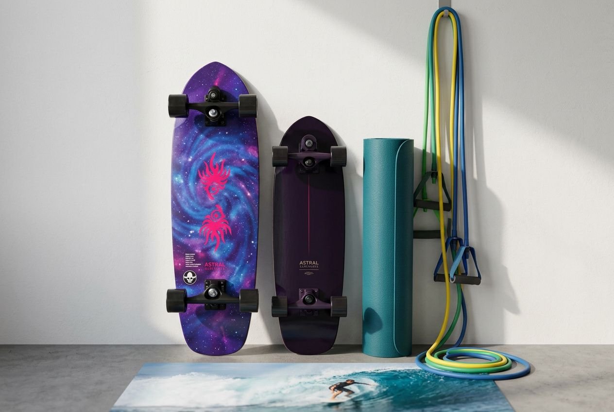Piante di skate e attrezzi per allenamento per surfisti: tavole da skate in primo piano, foam roller e corde elastiche appoggiate contro la parete.