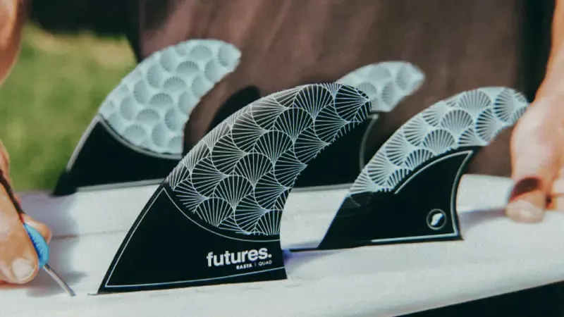 Puntas de surf con diseño geométrico en blanco y negro sobre tabla, en primer plano, lista para usar.