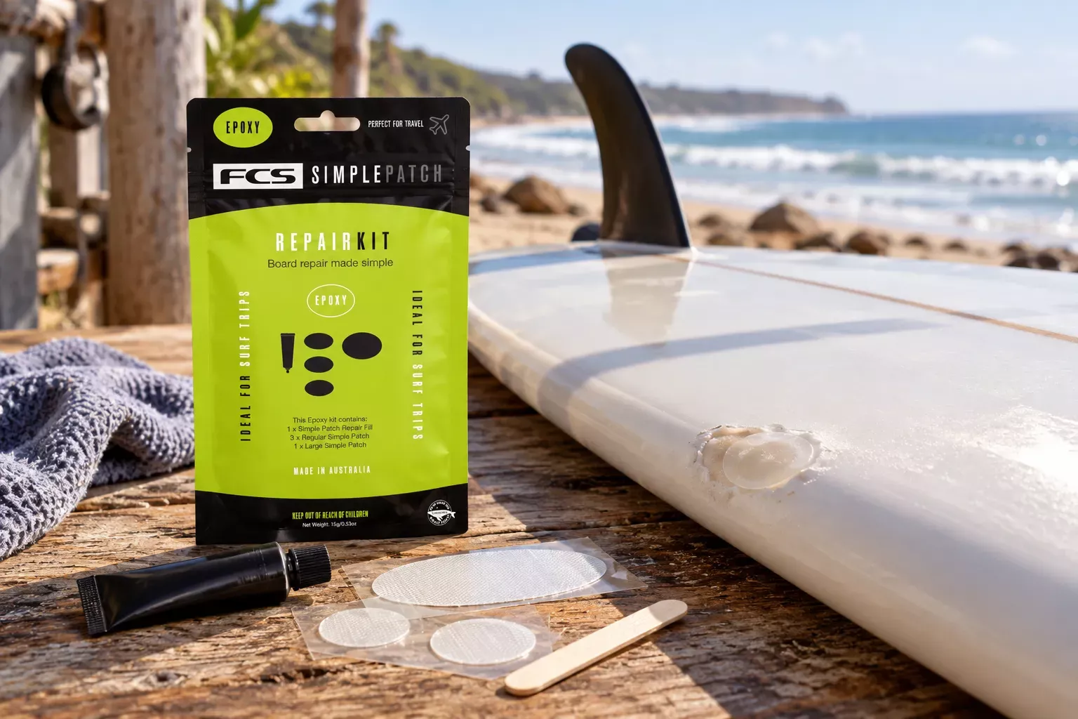 Tratamiento de reparación para tabla de surf con kit de reparación y herramientas sobre la tabla en la playa