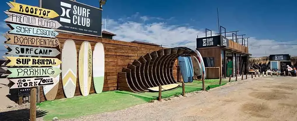 Aprender a hacer surf en España: playas, escuelas y cursos