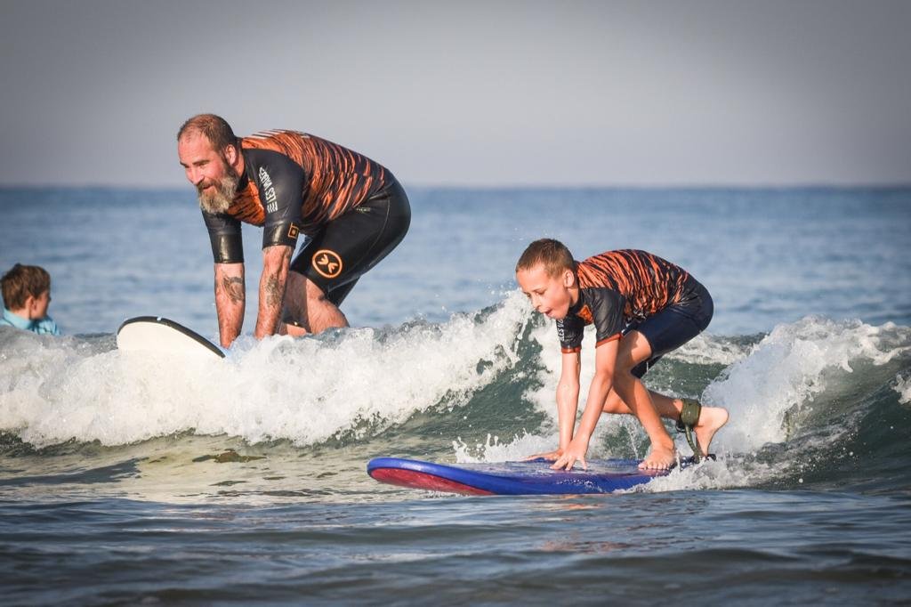 1Er cours de surf : apprendre à surfer en débutant