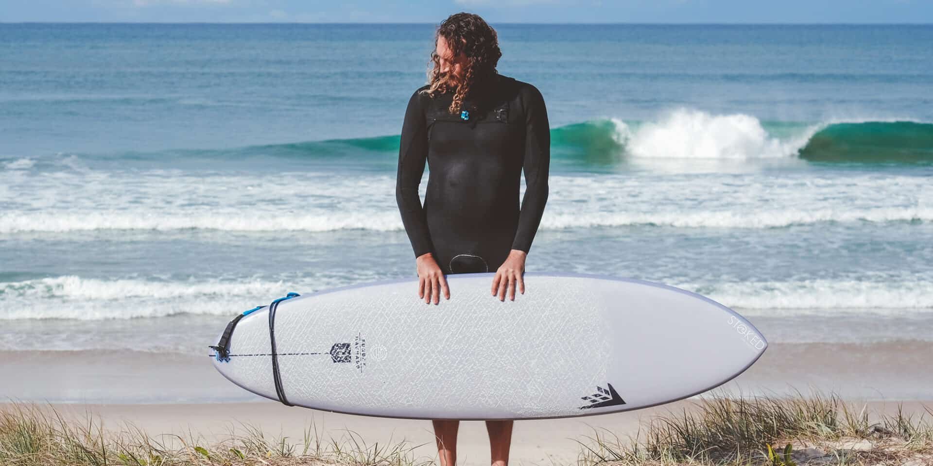 Époxy vs polyester : comment choisir sa planche de surf ?