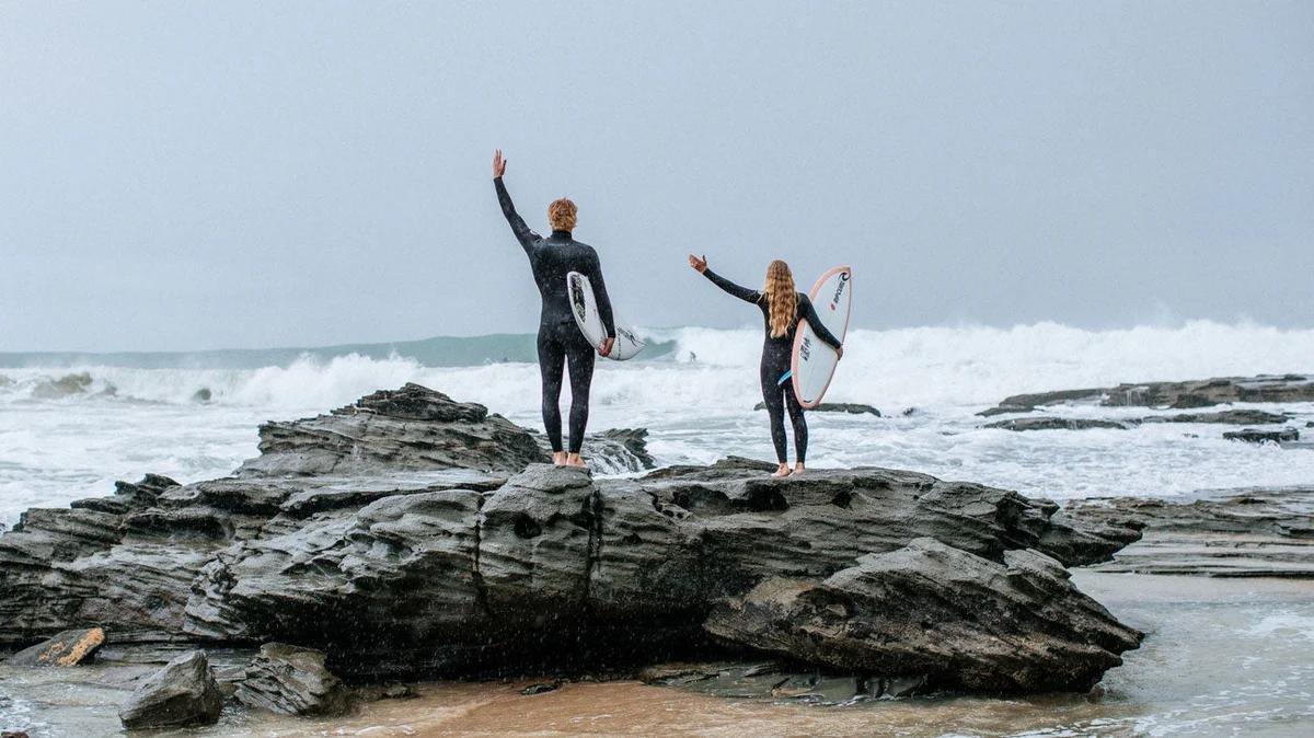 Neoprenanzug richtig anziehen surfen: wie es klappt