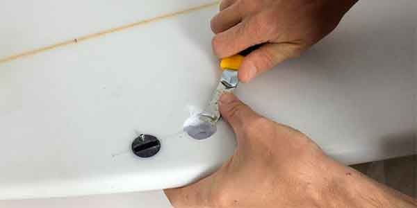 Como cambiar un tapón de quilla roto en tu tabla de surf