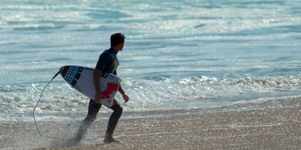 Planche de surf cassée: pourquoi et où cela se produit-il