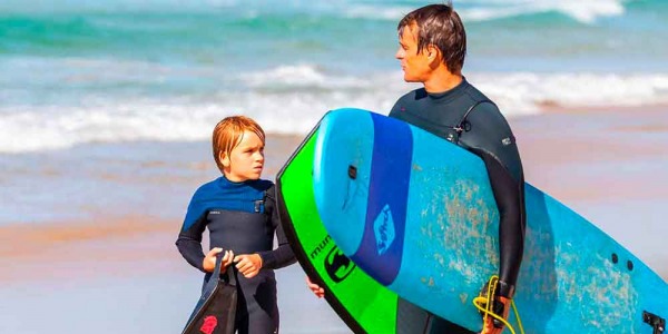 Comment faire en sorte que vos enfants partagent votre passion pour le surf ?