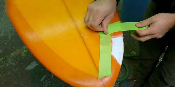 Hoe repareer je de randen van je surfplank?