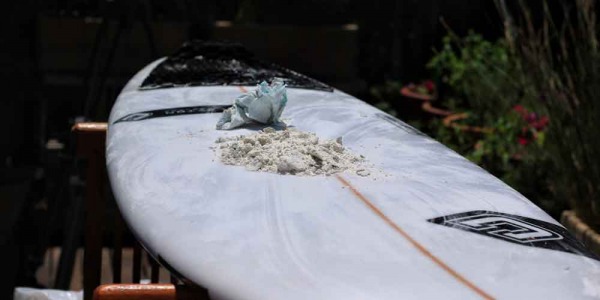 Hoe je de wax van je surfboard verwijdert