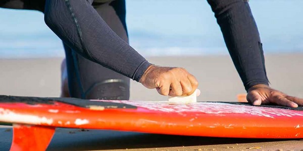 Hoe je wax aanbrengt op je surfplank